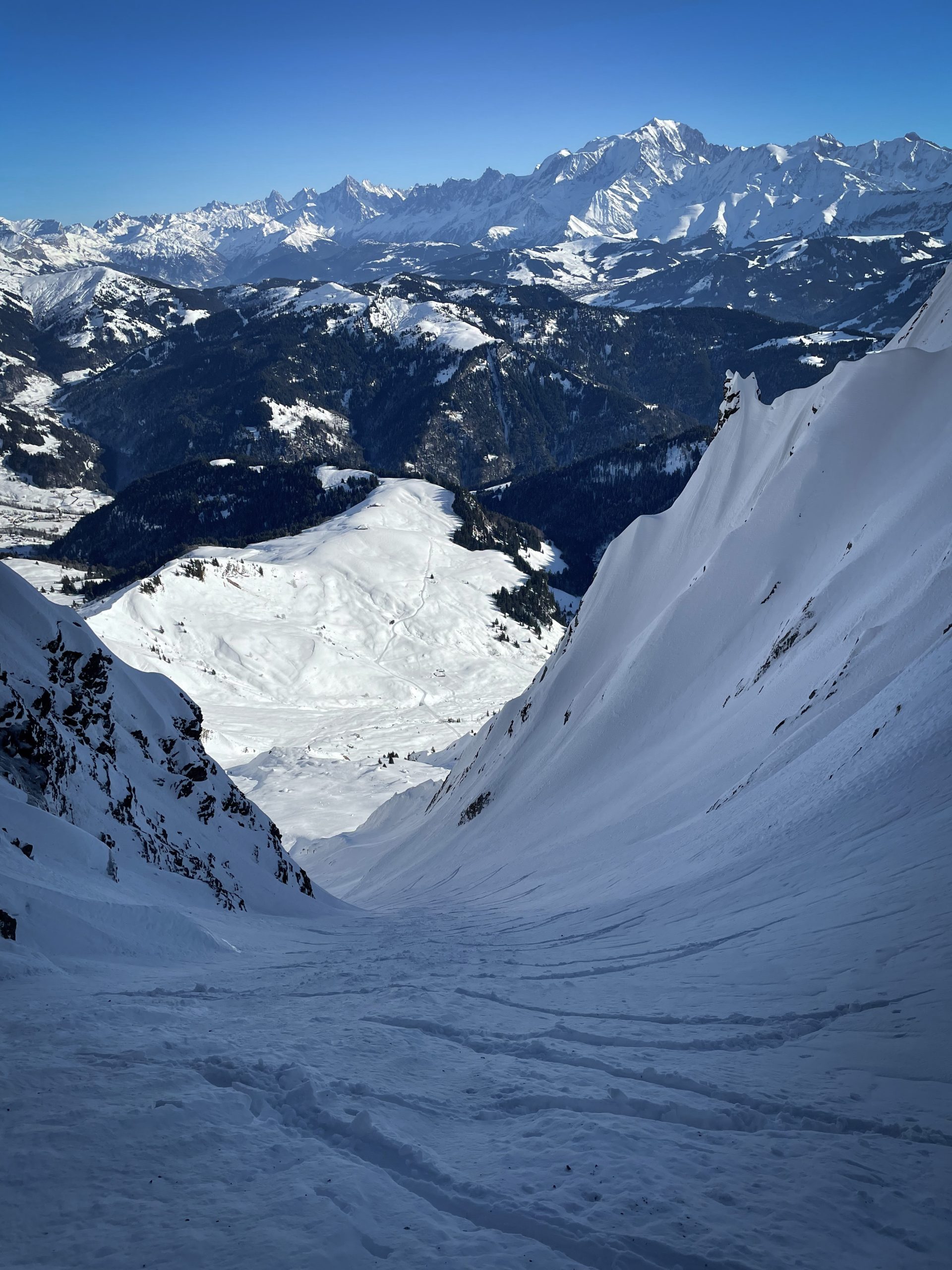 Etale pointe sud couloir Coufa Aravis pente raide ski randonnée