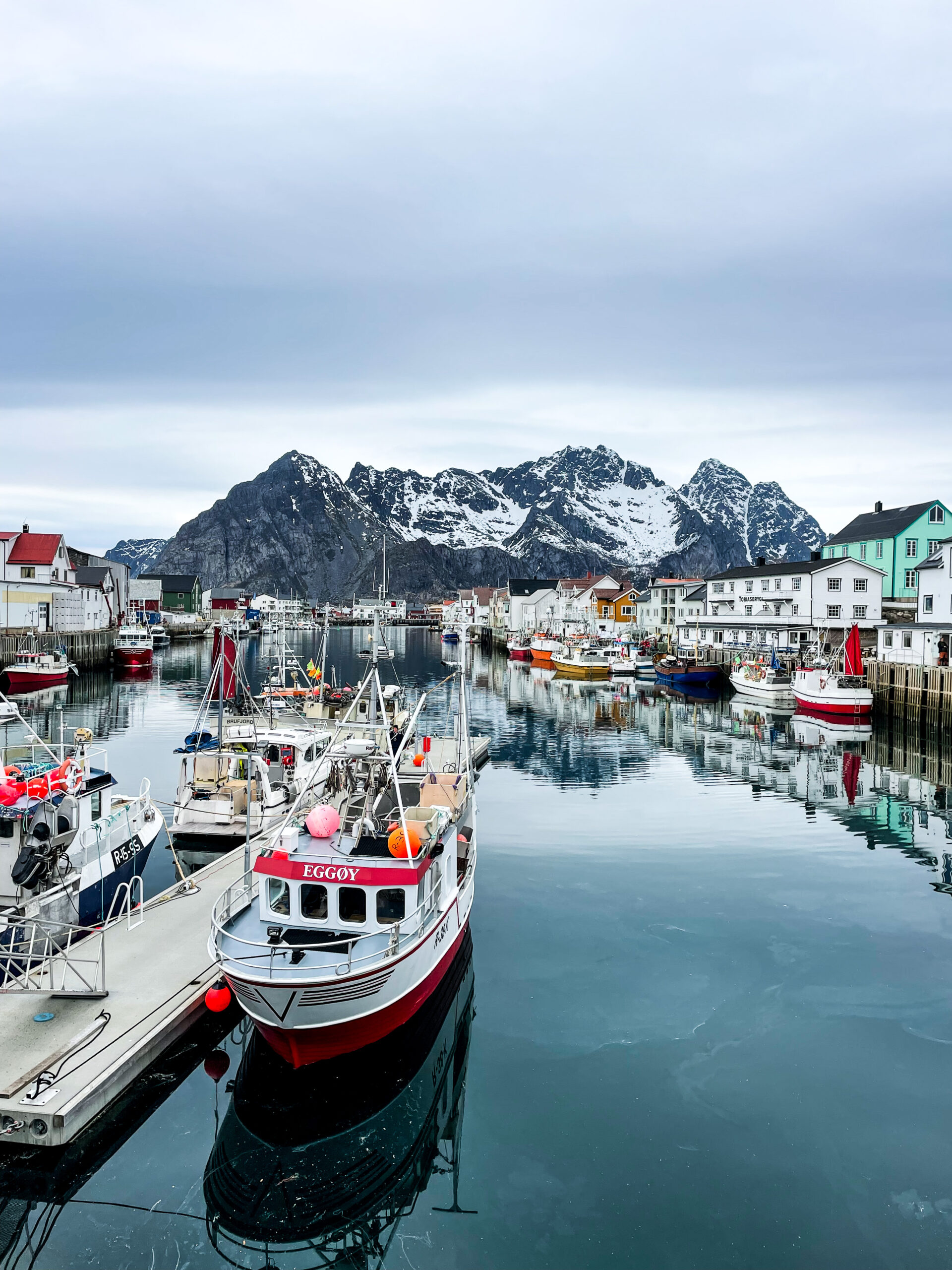 Norvège Lofoten Henningsvaer port pêche Morue Bateau paysage