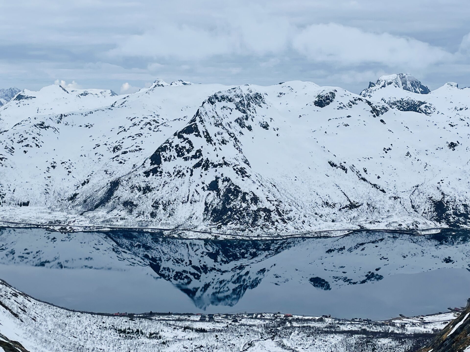 Norvège Lofoten Geitgallien ski de randonnée fjord paysage