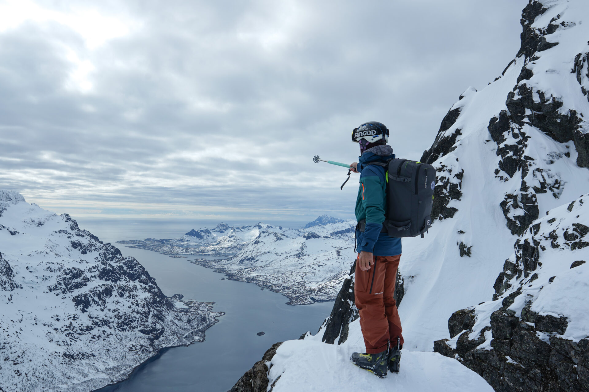 Norvège Lofoten Geitgallien ski de randonnée fjord paysage
