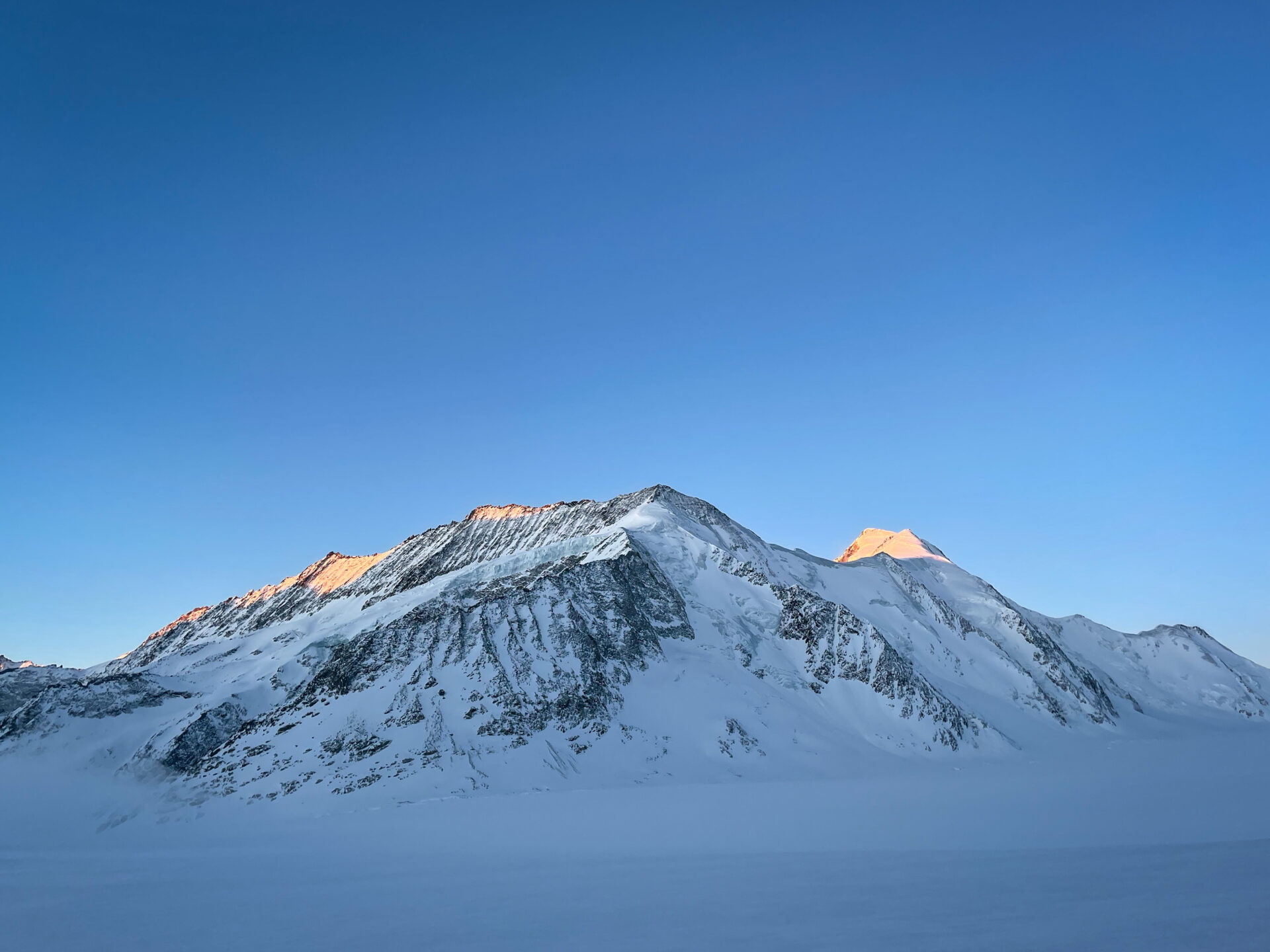 Raid ski Oberland Bernois randonnée alpinisme glacier gletscher Konkordia Monch Jungfrau Aletsch Aletschgletscher hutte