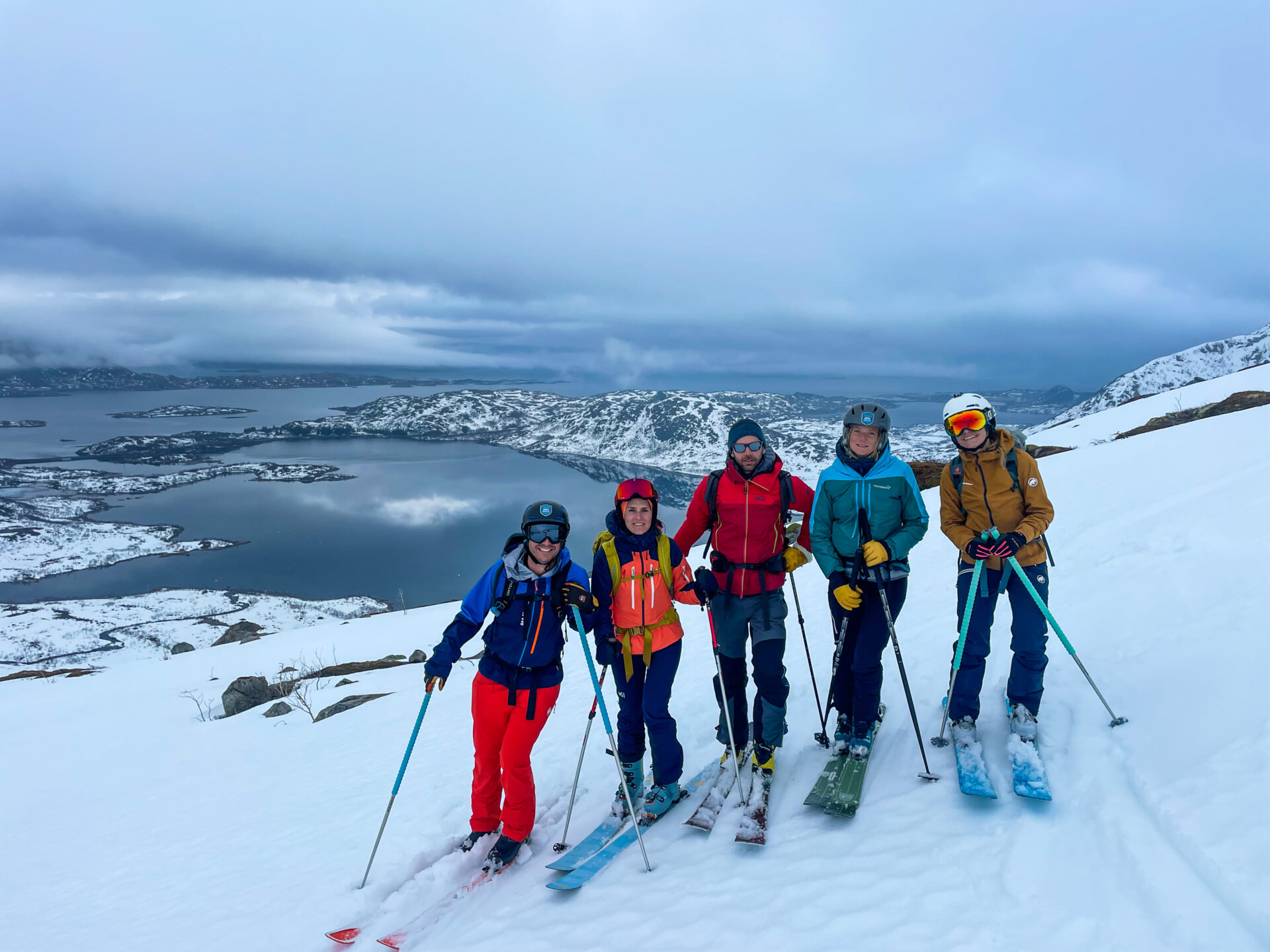 Norvège Lofoten Rundfjellet ski de randonnée paysage fjord