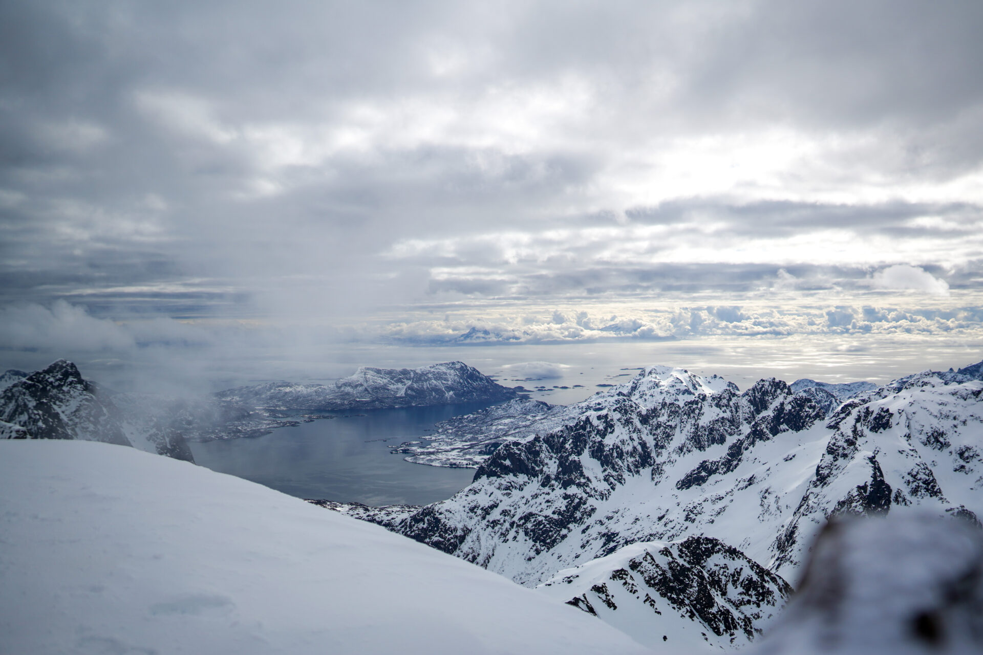 Norvège Lofoten Geitgallien ski de randonnée fjord paysage