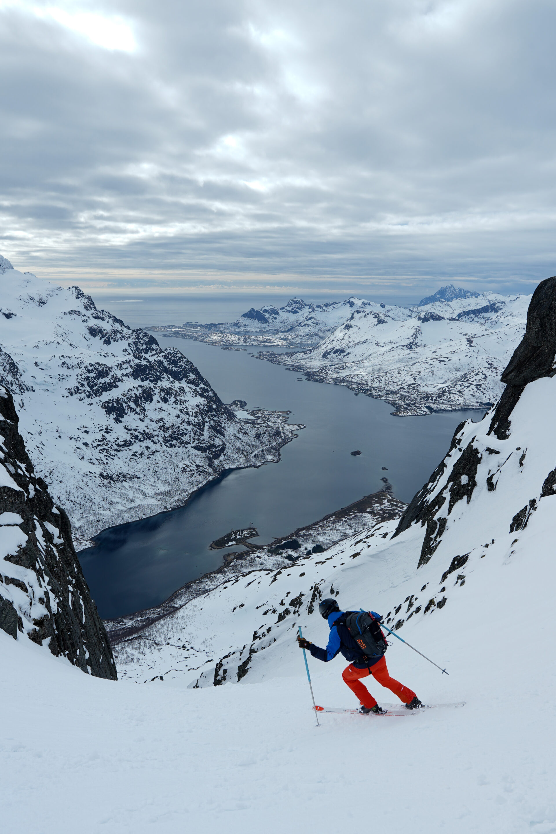 Norvège Lofoten Geitgallien ski de randonnée fjord paysage