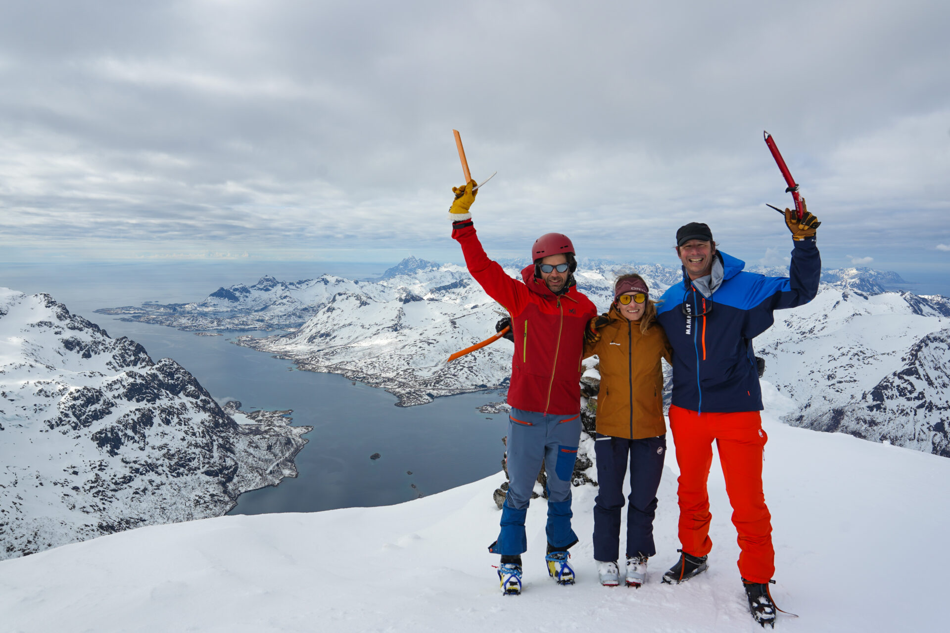 Norvège Lofoten Geitgallien ski de randonnée fjord paysage