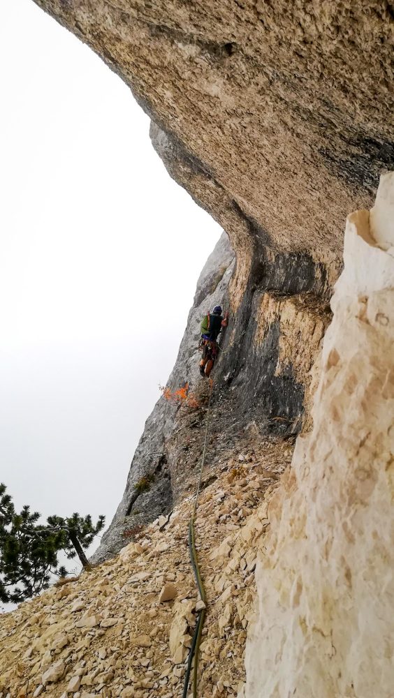 Chartreuse Grand Manti voie de la Rampe escalade terrain aventure climb climbing calcaire Grésivaudan pitons coinceurs