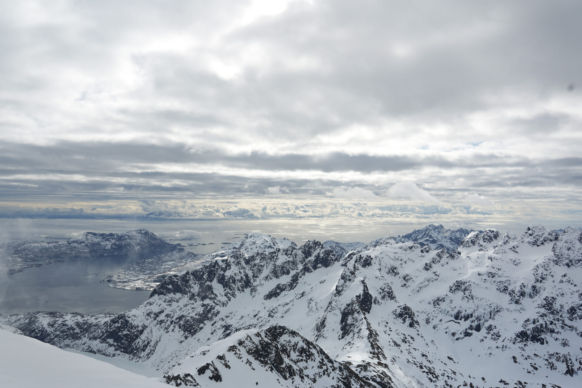 Norvège Lofoten Geitgallien ski de randonnée fjord paysage