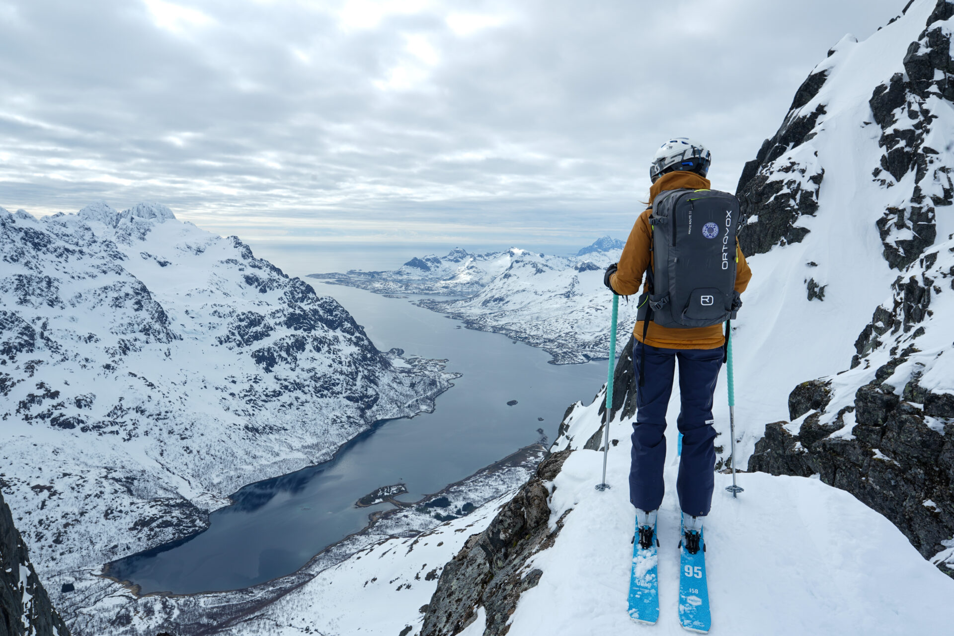 Norvège Lofoten Geitgallien ski de randonnée fjord paysage