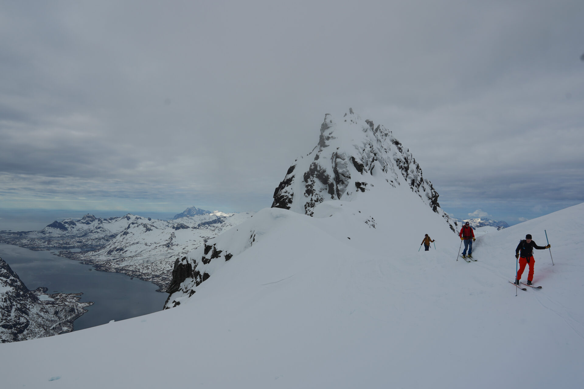 Norvège Lofoten Geitgallien ski de randonnée fjord paysage