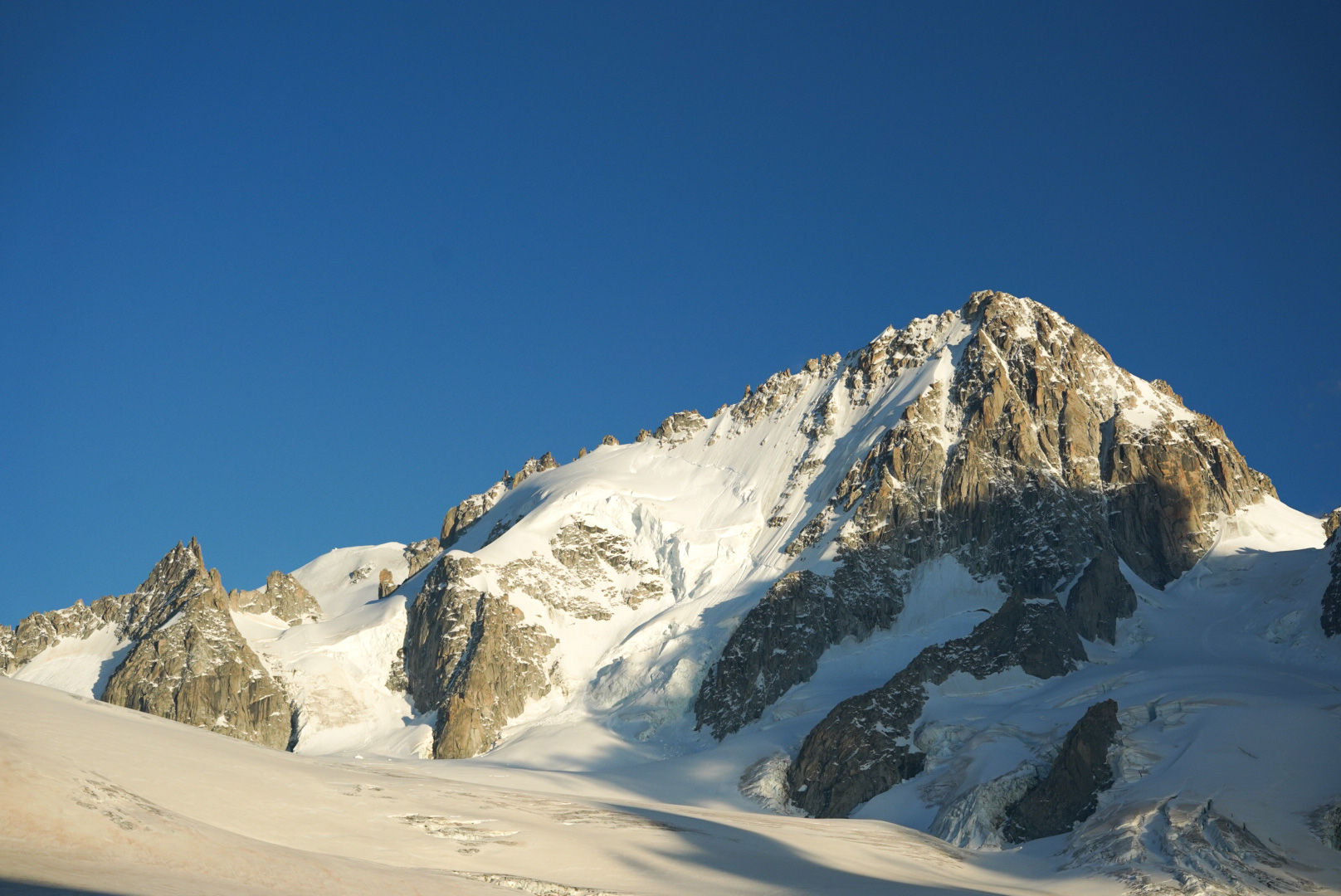 Mont Blanc Chamonix alpinisme escalade mountaineering alpinism arête Forbes aiguille du Chardonnet glacier du Tour refuge Albert 1er