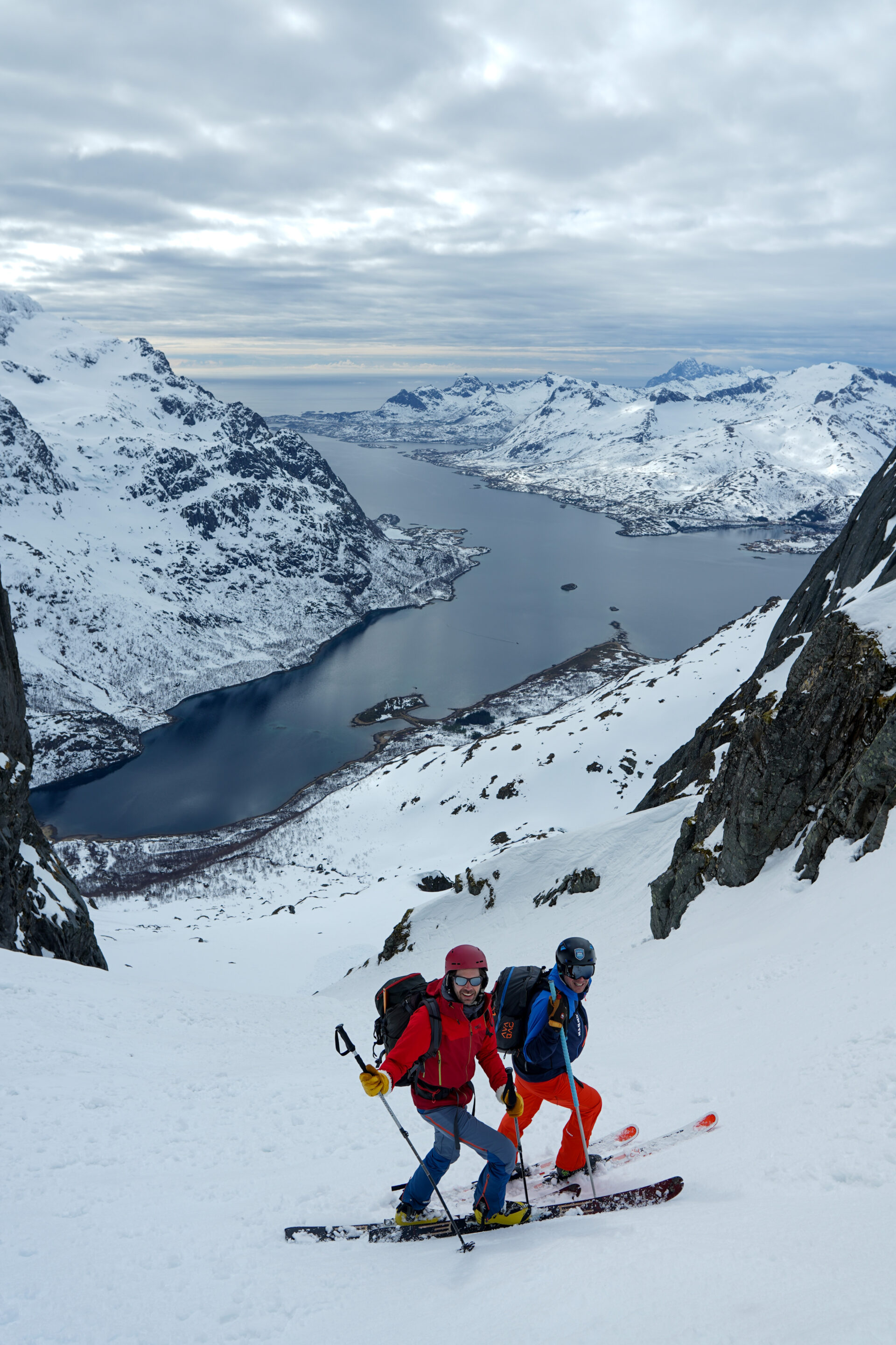 Norvège Lofoten Geitgallien ski de randonnée fjord paysage