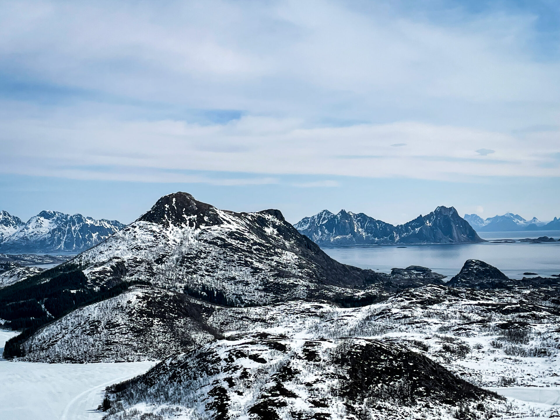 Norvège Lofoten Varden ski de randonnée paysage fjord