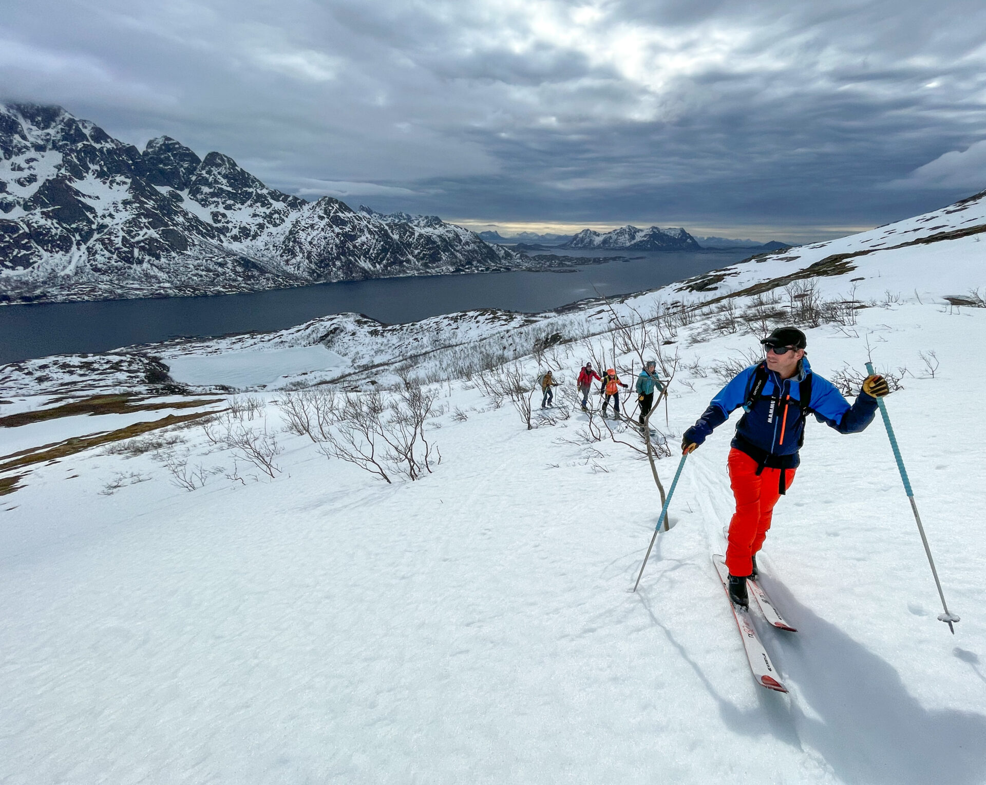 Norvège Lofoten Kvittinden ski de randonnée paysage fjord