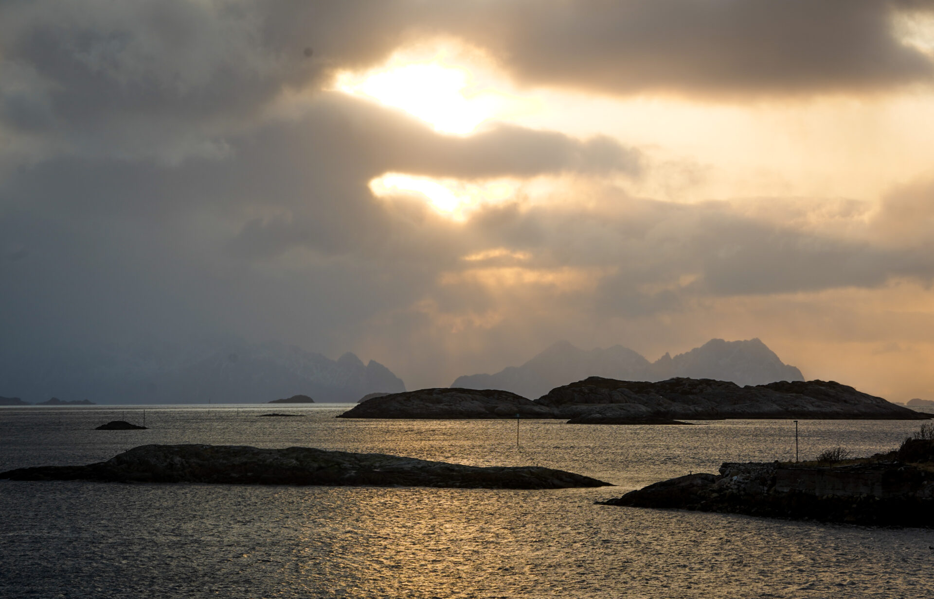 Norvège Lofoten Henningsvaer port pêche Morue Bateau paysage